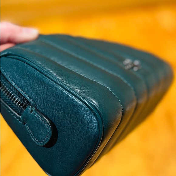 COACH COSMETIC CASE 17 IN QUILTED PUFFY LEATHER - Picture 3 of 6